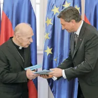   Jožef Smej je prejel red za zasluge za življenjsko delo in bogat 
prispevek k duhovni nacionalni kulturi Slovencev.