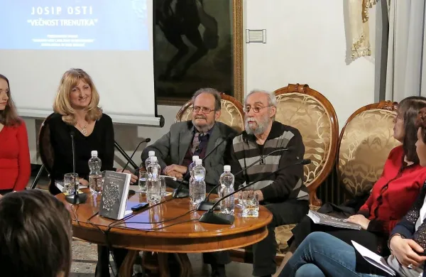  Presunljivo knjigo so v poročni dvorani Pretorske palače 
predstavili (z leve)  Maja Smotlak,  Vesna Mikolič, Marko 
Kravos,  Josip  Osti, Irena Novak Popov in Andrea Leskovec. 