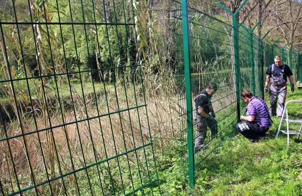 Panelna ograja zapira dostop do reke