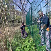 Panelna ograja zapira dostop do reke