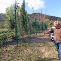 Panelna ograja zapira dostop do reke