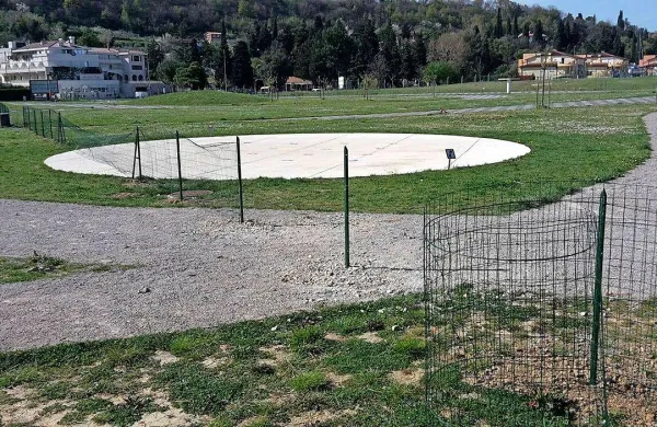 Ograja, ki prečka Park Sonce, je zdržala le teden dni