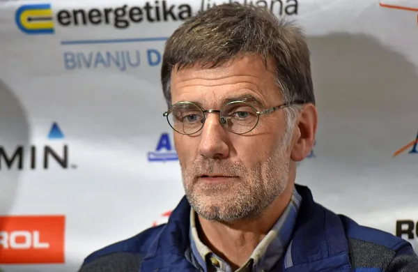 Po 12 urah letenja v izredno težkih vremenskih razmerah je 
slovenski pilot Matevž Lenarčič v sredo ob 23. uri po 
slovenskem času pristal na letališču Fort Pierce na Floridi.