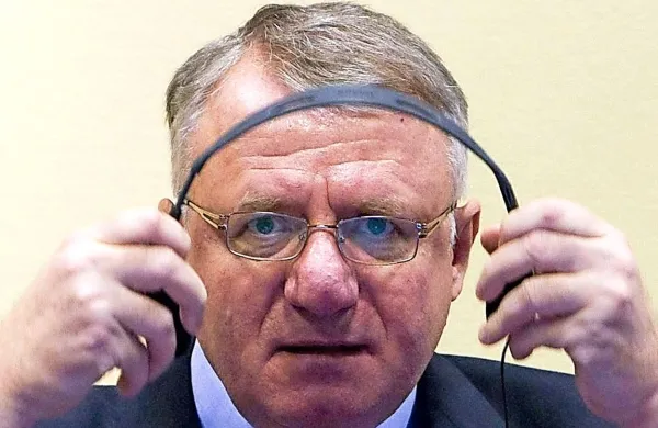 Haaško sodišče je danes predsednika Srbske radikalne 
stranke Vojislava Šešlja oprostilo v vseh devetih točkah 
obtožnice.