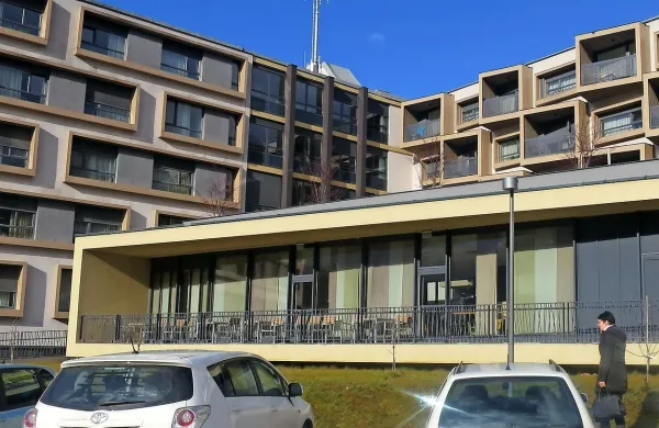 Meritve Telekoma kažejo, da je sevanje postaje na domu 
upokojencev krepko pod dovoljeno mejo, a med stanovalci 
ostaja nelagodje.