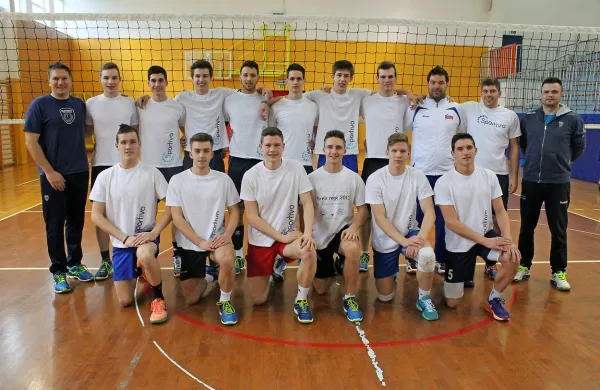 Slovenska reprezentanca je pod vodstvom novogoriškega 
selektorja Sama Miklavca (levo) včeraj trenirala v Prvačini.
