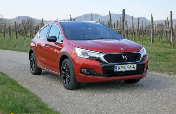 Še najbolj poseben med  modeli DS je novi DS 4 crossback. 