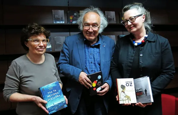 Prevajalci Alenka Moder Saje, Aleš Berger in Mojca Kranjc (z leve) s sadovi svojega dela. 