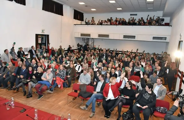 Prvoaprilsko popoldne - in to ni šala - je bilo še kako živahno 
v Kulturnem domu v Božičih, kjer sta eden za drugim 
potekala dva zbora. 