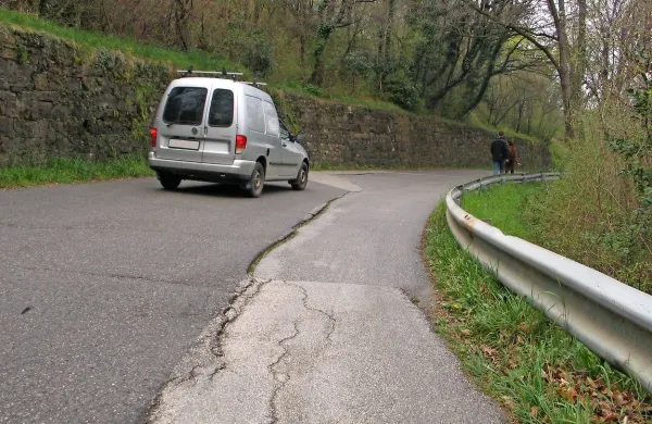 Takšni prizori so  na briških  cestah običajni, vsaj pri  Dobrovem naj 
ga jeseni ne bi bilo več.