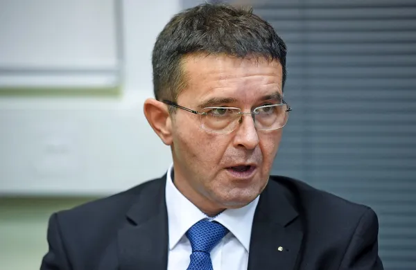 Zaseda za ministra Borisa Koprivnikarja se  za njene snovalce 
vedno bolj izkazuje kot zelo slaba ideja. Nekateri utegnejo 
ostati tudi brez službe. 