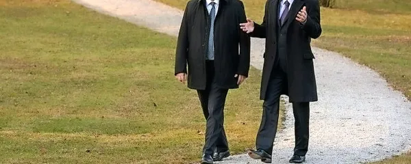 Hrvaški premier Tihomir Orešković (levo) je na prvi uradni 
obisk prišel h kolegu Miru Cerarju v Slovenijo. 