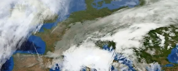 Od jugovzhoda se krepi subtropski anticiklon.