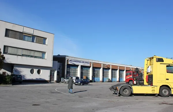 Poslovno kompleks TIB Transporta, ki obsega skoraj 58.000 
kvadratnih metrov upravnih prostorov, delavnic, skladišč, 
parkirišč, cest, zelenic …, bo tokrat naprodaj za 3,9 milijona 
evrov. 



