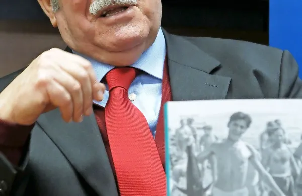 Miroslav Košuta je z avtobiografskim Mornarjem na kozi, 
izdanim ob svoji 80-letnici, požel uspeh, kakršnega ni 
pričakoval.