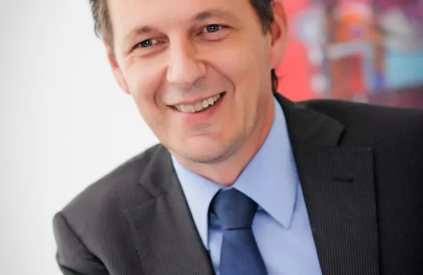 Družbo z osnovno dejavnostjo distribucije električne energije 
vodi Uroš Blažica, ki ga je nadzorni svet na to mesto za 
mandatno obdobje štirih let imenoval s 30. junijem 2012.