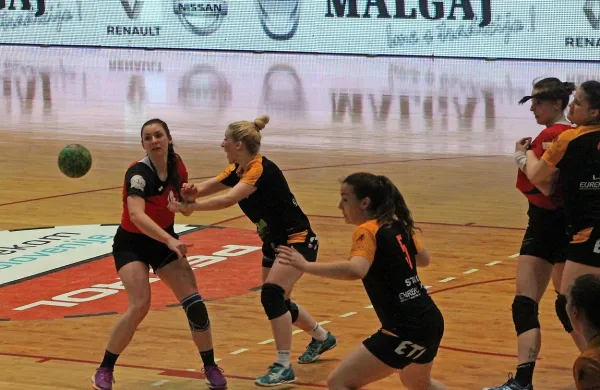 Ajdovska novinka Nina Zulič (levo) je v polfinalu pokala 
Zagorju nasula kar sedem golov. 
