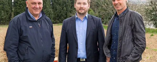 Ob začetku urejanja Primorskega vrtička so ga obiskali rektor Univerze na 
primorskem dr. Dragan Marušič, direktor Primorskih novic Rok Hladnik in 
direktor Agrarie Robert Fakin (z desne). 
