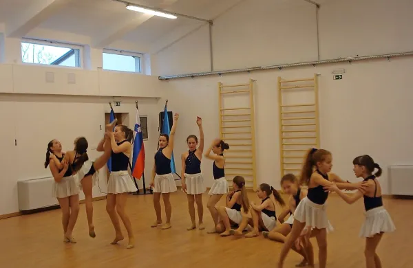 Telovadnico Doma na Vidmu so “otvorile” tudi mlade plesalke 
plesne skupine Pume.