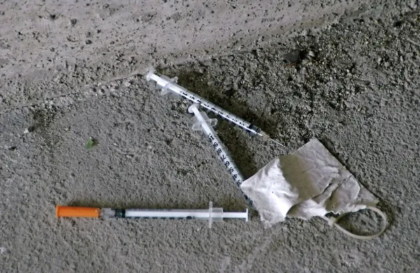 Z večjim pojavom prepovedanih drog so se v Istri začeli 
soočati okoli leta 1991, ko so čez mejo z Italijo začele potovati 
velike količine heroina, pri tem prometu pa so sodelovali tudi 
domačini, ki so dobivali plačilo tudi 