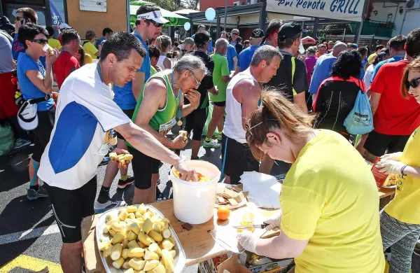 Ena od posebnosti Istrskega maratona so tudi številne 
stojnice oziroma okrepčevalnice.
