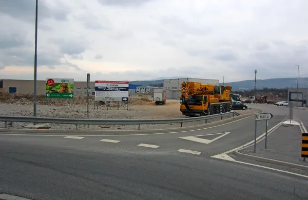 V poslovni coni Risnik v Divači še po več letih ostaja 
neprodanih in neizkoriščenih več kot polovica parcel. Za 
lokalne obrtnike so cene zemljišč previsoke, ločitveni upniki   
Primorja, ki je bil lastnik Risnika, pa jih ne znižajo.  