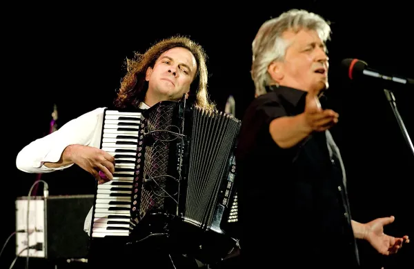 Marko Hatlak je k mikrofonu povabil Iztoka Mlakarja, ki ga posluša že od otroštva.  

