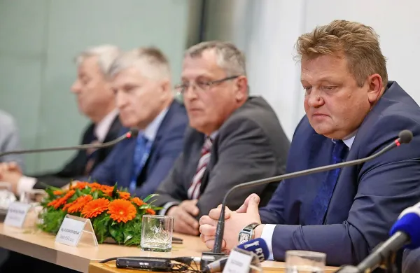 Direktor sistemskega operaterja prenosnega omrežja Eles 
Aleksander Mervar (prvi desno) zagotavlja, da ni nobene 
bojazni, da bi kdo zaradi stavke ostal brez elektrike.