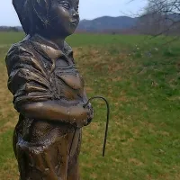 Dečku miru so  odlomili laterno.