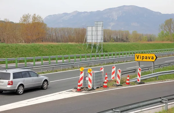 V soboto so na kraju tragedije stale označbe in tisočlitrska 
posoda, verjetno napolnjena z vodo.