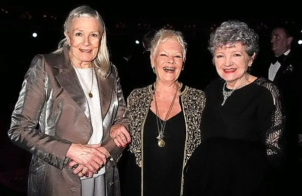 Osmega oliverja se je Denchova veselila v družbi Vanesse 
Redgrave in Julie McKenzie (desno). 