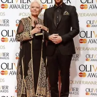 Judi Dench z oliverjem in  mladim igralcem Lukeom Treadwayjem.