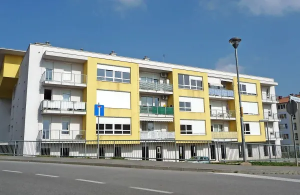V Resju, ki stoji tik ob domu upokojencev (v ozadju na desni 
strani) je   neprodanih še 13 stanovanj.