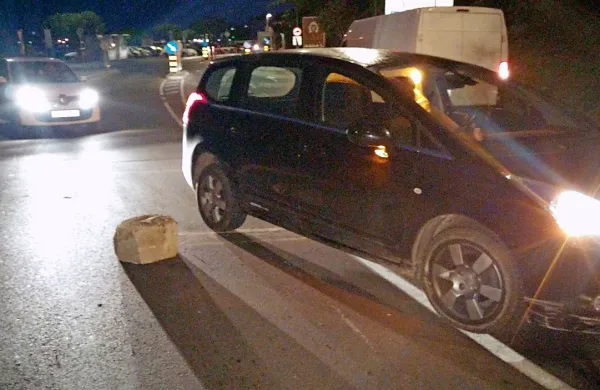 Na cesti ob izhodu iz Pirana je na tleh ležala sto kilogramov 
težka  skala, v katero je v zgodnjih jutranjih urah trčila 
voznica.