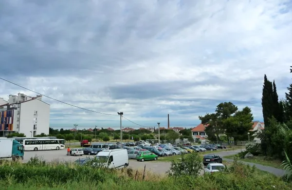 Na parkirišču so  parkirali stanovalci in vozniki avtobusov  za 
prevoz osnovnošolskih otrok (z rumenim je obkrožena OŠ 
Livade) ali  mladih športnikov, ki pogosto igrajo v bližnji 
dvorani.      
