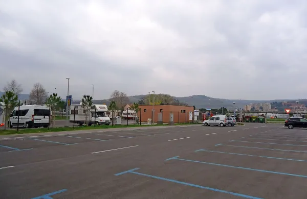 Postajališče za avtodome bodo še pred poletjem povečali  za 
dodatnih osem mest. Uredili jih bodo na bližnjem parkirišču 
za osebna vozila. 