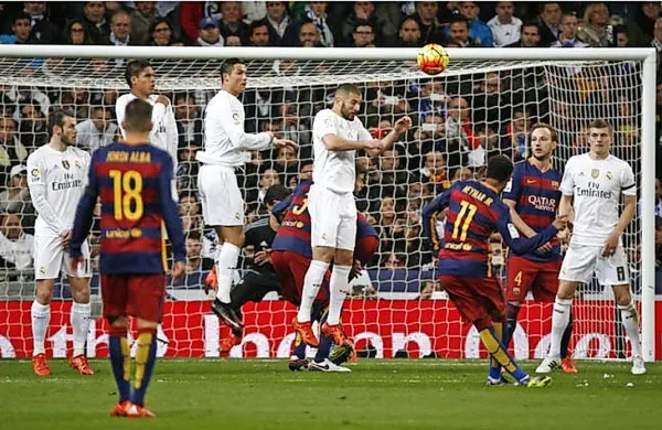 Barcelona (v temnejših dresih) bo drevi gostila Atletico, Real 
(v belih dresih) pa bo jutri  igral v Wolfsburgu.