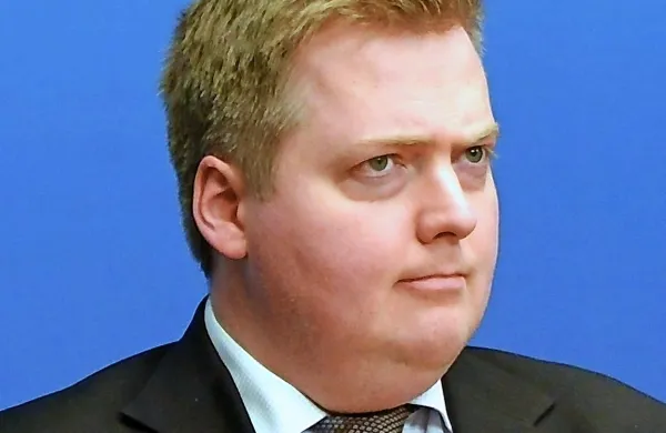 Na Islandiji so potekale demonstracije za odstop premierja 
Sigmundurja Gunnlaugssona zaradi panamskih dokumentov. Gunnlaugsson ne namerava odstopiti. 