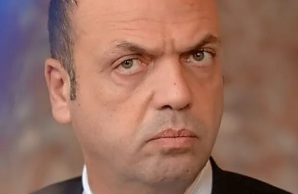 Italijanski notranji minister Angelino Alfano se je zavzel, da bi 
Evropska unija podobne dogovore, kot ga je glede vračanja 
beguncev dosegla s Turčijo, sklenila tudi z afriškimi državami.