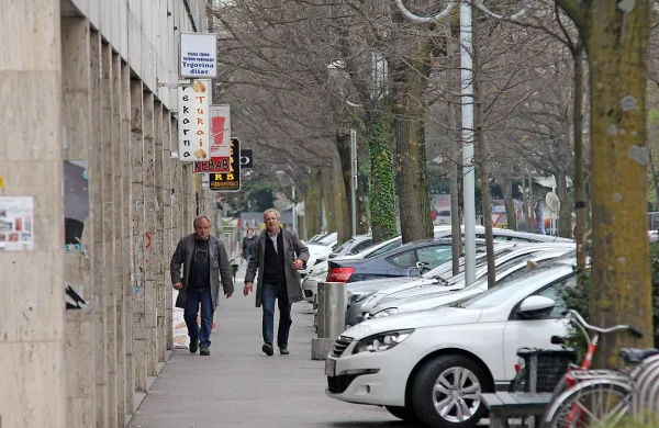 Med prvimi, ki naj bi do jeseni “pomodrela”, so tudi parkirna 
mesta ob bazenu. 