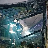 V Brestovici pri Povirju zgorel hangar z ultralahkim letalom