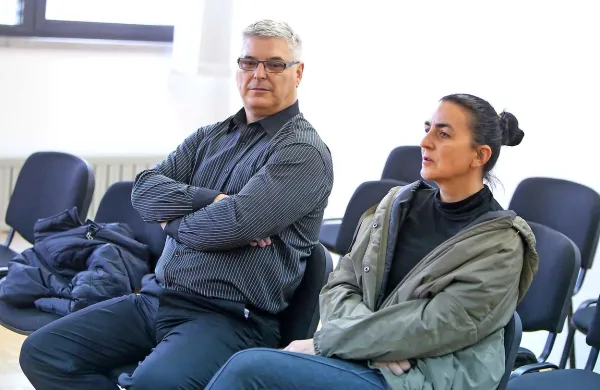 Edvard Progar in Lori Posega sta včeraj zanikala krivdo za 
kazniva dejanja, ki jima jih očita koprsko tožilstvo. 