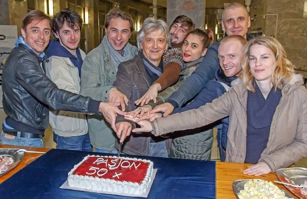 V SNG Nova Gorica so se po 50. ponovitvi komedije Pašjon 
igralci sladkali s torto. Vanjo so zarezali (z leve) Igor Štamulak, 
Matija Rupel, Gorazd Žilavec, Iztok Mlakar, Žiga Udir, Hermina Kokaš, Radoš Bolčina, Rok Matek in Tjaša Hrovat.