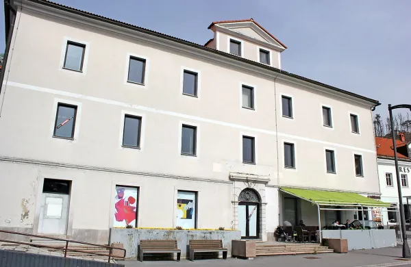 V čakanju na boljše čase in nove vsebine meščanski stavbi v centru mesta zdaj vsaj nekaj 
življenja daje najemnik, ki ima v njej  slaščičarno.