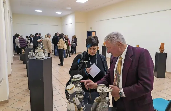 Božidar Batistič  vsakomur z veseljem pojasni, kako njegovi 
izdelki nastanejo in kaj predstavljajo.   