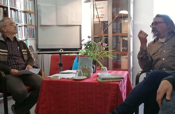 S Tomažem Mahkovicem (desno) se je  v kozinski knjižnici 
pogovarjal Stojan Ržek.