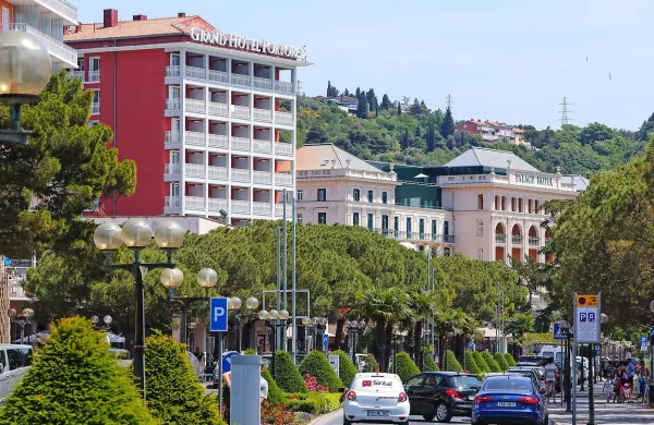 Nadzorni svet portoroškega turističnega združenja, ki ga vodi 
Vojka Štular, je na današnji  seji med enajstimi prijavami izbral 
štiri kandidate za novega direktorja združenja.