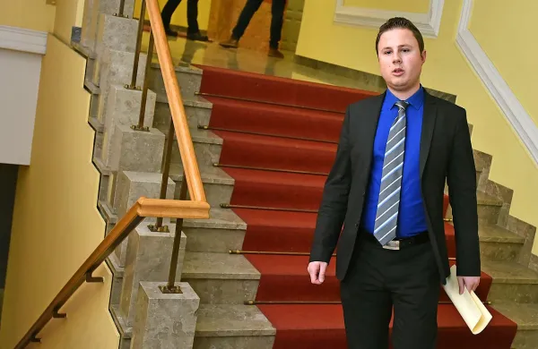 Poslanec SDS Žan Mahnič je povedal, da obstajajo številni 
razlogi za interpelacijo ministrice za delo, družino, socialne 
zadeve in enake možnosti Anjo Kopač Mrak.