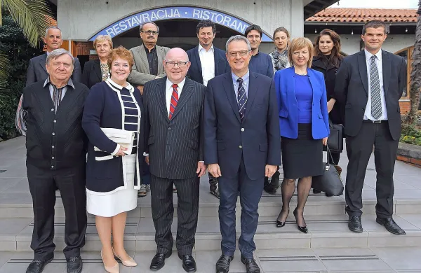 Društvo za pomorsko pravo Slovenije je pred dnevi gostilo 
kanadskega zveznega sodnika in mednarodno priznanega 
strokovnjaka za pomorsko pravo Seana J. Harringtona (na 
fotografiji v sredini spredaj).