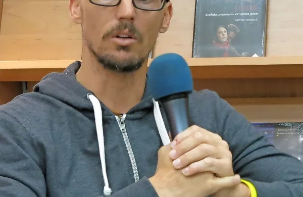 Delov novinar Boštjan Videmšek z danes izdano knjigo Na 
begu predstavlja zgodbe približno 300 beguncev, ki so iz 
različnih vzrokov, od vojn do revščine, morali zapustiti svoje 
domove. 